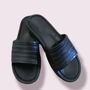 Indoor & Outdoor slippers size 10 for Men and Women .